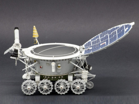 Фото Сборная модель Red Iron Models Советский дистанционно управляемый робот Луноход-1, 1/24 | Инномарт
