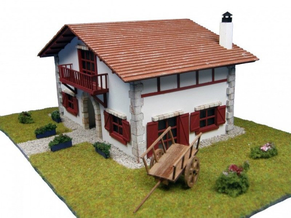 Сборная деревянная модель деревенского дома Artesania Latina Chalet kit de Caserío con carro, 1/72 | Инномарт