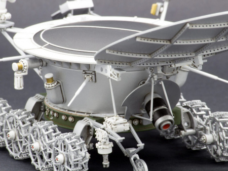 Фото Сборная модель Red Iron Models Советский дистанционно управляемый робот Луноход-1, 1/24 | Инномарт